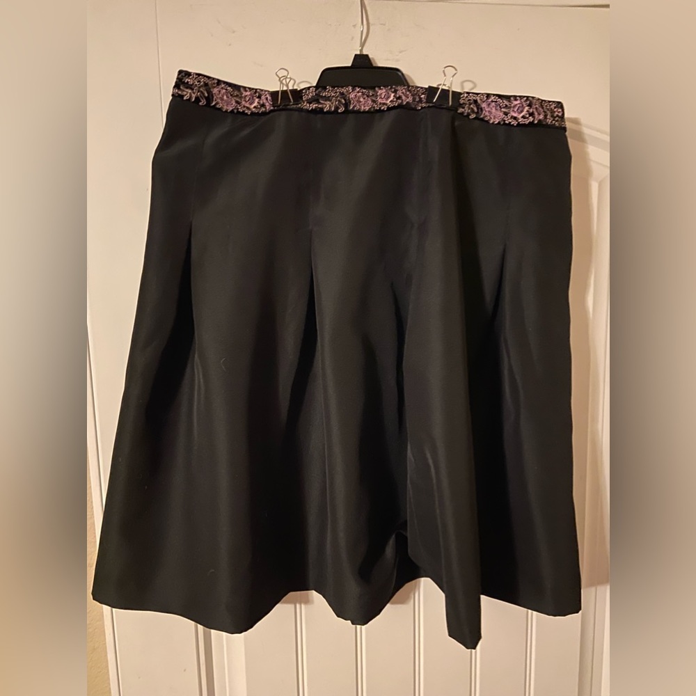 Women’s Lane Bryant Black Skirt w/Lavender Embroidered Waist, 16